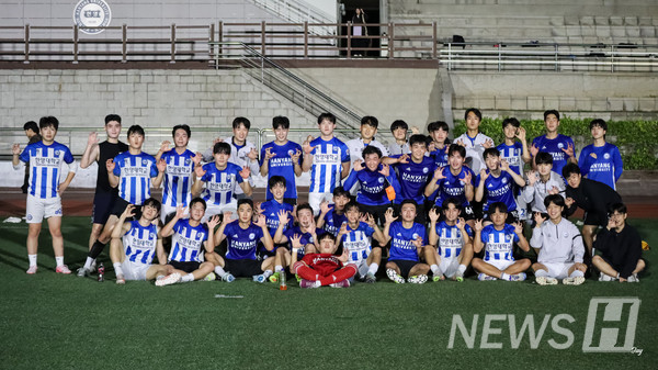 ▲ 토토사이트 로그인 넘기기 예술체육대학 축구동아리 '라이언' 부원들의 모습. 라이언은 2025 서울권 대학축구동아리연맹 리그 준우승을 차지하며 기량을 증명했다. ⓒ 허재원 학생