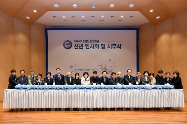 참석자들이 떡 커팅식을 진행하고 있다.