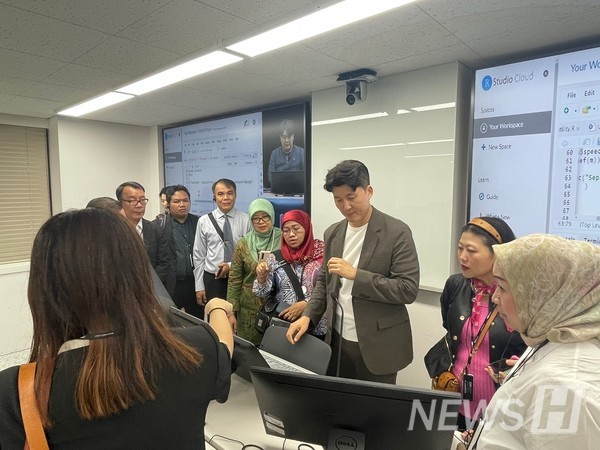 ▲ 양 원장이 유학생에게 학습 프로그램 사용법을 알려주고 있다. ⓒ 양주성 원장