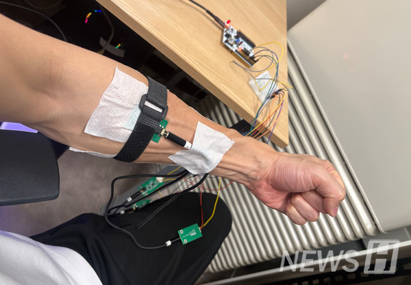 ▲ The EMG sensor developed by the Corn Interns team detects electrical activity in the muscles. © Student Choi Hee-jin