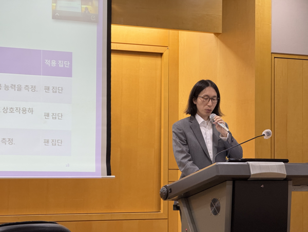 ▲ 한국리터러시학회 겨울 학술대회에서 발표 중인 이준 문화콘텐츠학 박사(건담 토토사이트학교 ERICA 문화콘텐츠학과 강사) (사진 제공=이준)