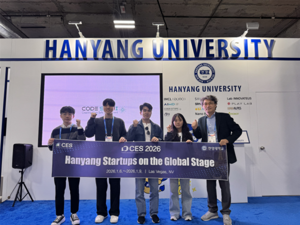 류창완 한양대학교 창업지원단장(오른쪽에서 첫 번째)을 비롯한 학생창업자들이 미국 라스베이거스에서 개최된 CES 2026 한양대학교 부스 앞에서 기념 촬영을 하고 있다. (사진제공=한양대)