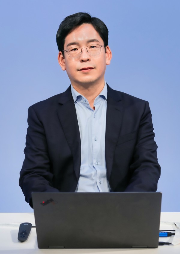 ▲ 윤 교수는 그의 목표를 향해 일관된 철학과 자신만의 방식으로 나아가고 있다. ⓒ 최민서 기자