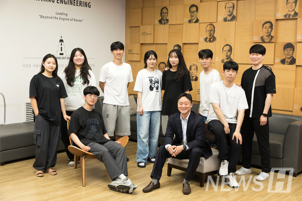 ▲ 유연 전자소자 스포츠토토 베팅샵실은 다양한 분야에서 같은 목표를 위해 함께 스포츠토토 베팅샵하는 사람들이 모여있다. ⓒ 정예환 교수