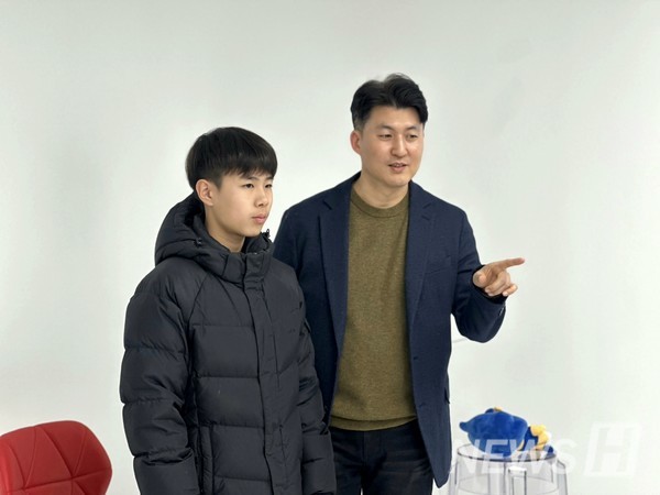 ▲ 杨院长正在拍摄토토사이트 로그인 없이内容的样子。ⓒ 杨周成 院长