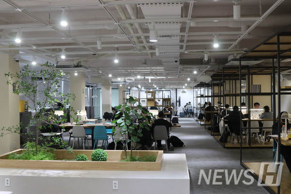 ▲ 即使在假期也挤满学习学生的 HOLMZ 4层的样子。ⓒ 南庆洙 记者