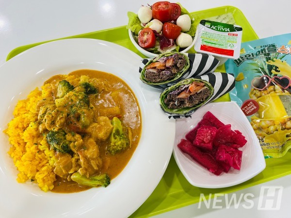 ▲ 샬롬토토 1000韩元早餐“世界美食旅行”概念菜单印度咖喱餐单的样子。利用韩国大米同时带来了味道与新奇体验，获得了好评。ⓒ 金素妍 营养师