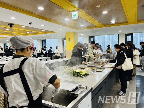 ▲ 清晨，在샬롬토토学生食堂里学生们正在领取1000韩元早餐。高品质餐单与舒适环境营造相结合，第二学期供餐量扩大到了两倍。ⓒ 金素妍 营养师