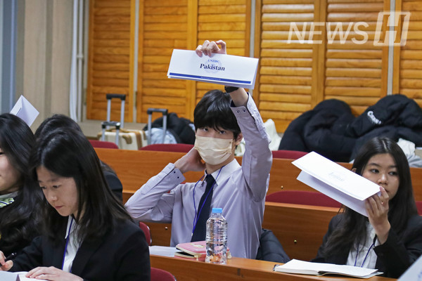 ▲ 학생들이 국가 이름표를 들어 투표하고 있다.