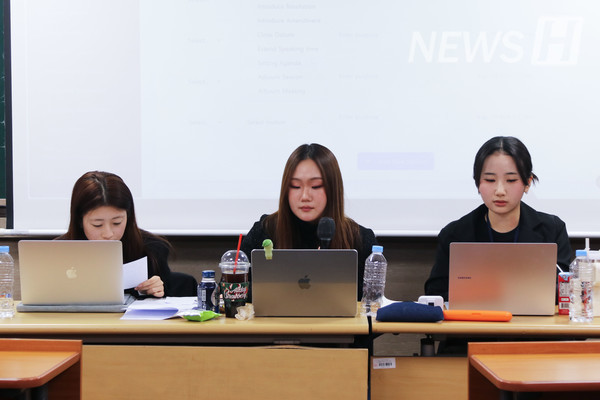 ▲ 국제학부 재학생들이 의장으로 참여해 회의 규칙에 따라 대회가 원활히 진행되도록 이끌고 있다.