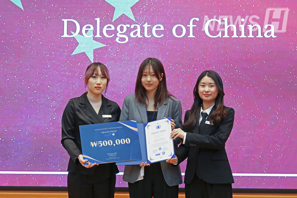 ▲ 중국 대사 역할을 맡은 학생이 대상을 받았다.