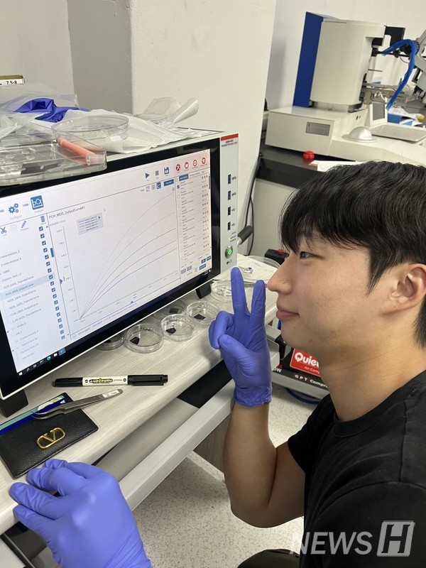 ▲ Park Chang-hyun(Master’s student) viewing experimental results on a screen. © Flexible 토토사이트 운영자 공소시효 Device Lab 