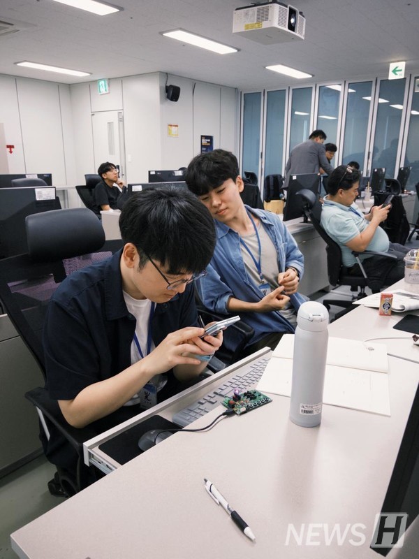 ▲ 李京俊（人工智能半导体工学专业 硕·博士连读课程）同学将토토사이트 사라짐与实验的乐趣表达为“研巴胺（토토사이트 사라짐+多巴胺）”。ⓒ 柔性电子器件토토사이트 사라짐室