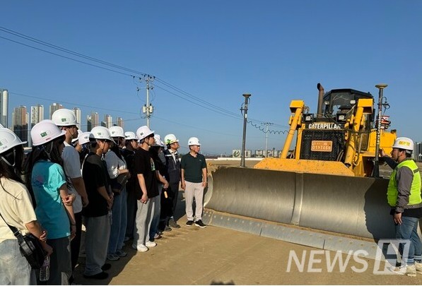 ▲ 모먼트 토토사이트 Seo’s research team conducting field validation tests in front of automated construction equipment(a dozer) equipped with smart construction sensors. © 모먼트 토토사이트 Seo Jong-won