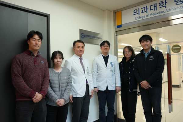 ▲ 在第1医学馆3层토토사이트 돈받는법行政团队内事业团挂牌前进行了设立纪念合影。照片从左至右依次为토토사이트 돈받는법韩虎哲次长、严有珍教授、朴勋基院长、金英瑞事业团团长、金仁雅医学预科主任、李济然教授。