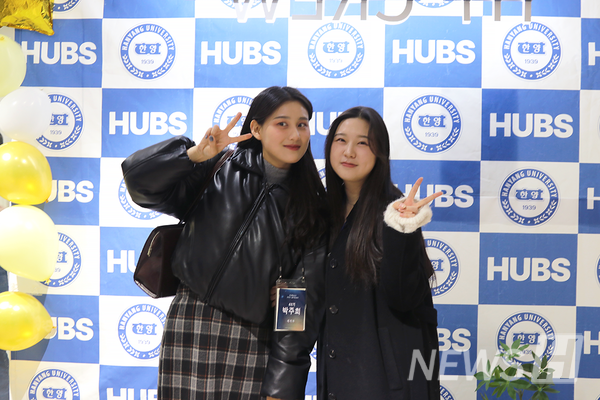 ▲ Attendees taking commemorative photos at the photo zone. 