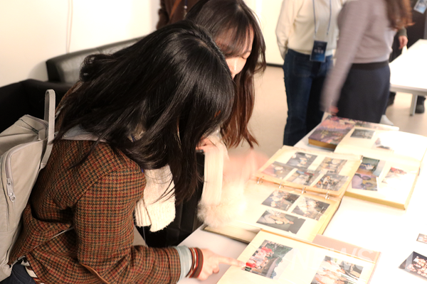 ▲ After the main program, a tour of the HUBS studio followed. Attendees look through albums capturing activities from the past. ▲ 식순 종료 후 한대방송국 스튜디오 투어가 이어졌다. 참석자들이 과거 선배들의 활동이 담긴 앨범을 살펴보고 있다. 