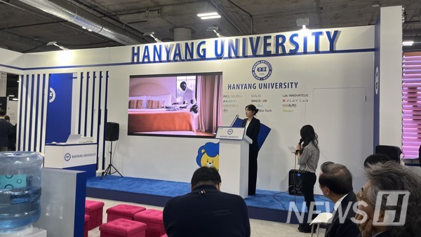 ▲ Jo Ha-eun(Master's student, School of Electronic Engineering) is giving a presentation at the Hanyang University Media Day at CES 2026. © Researcher Jo Ha-eun