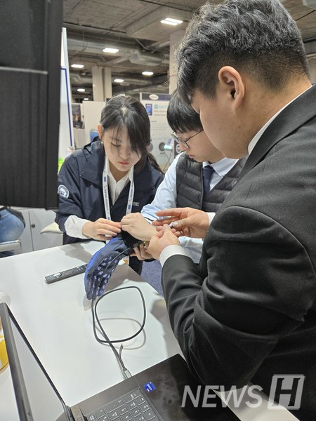 ▲ Jo is demonstrating the smart 토토사이트 악성코드 technology at the Hanyang University booth. © Researcher Jo Ha-eun