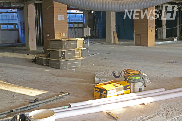 ▲ 공사가 한창 진행 중인 한양플라자. 공사 자재들이 바닥에 놓여있다.