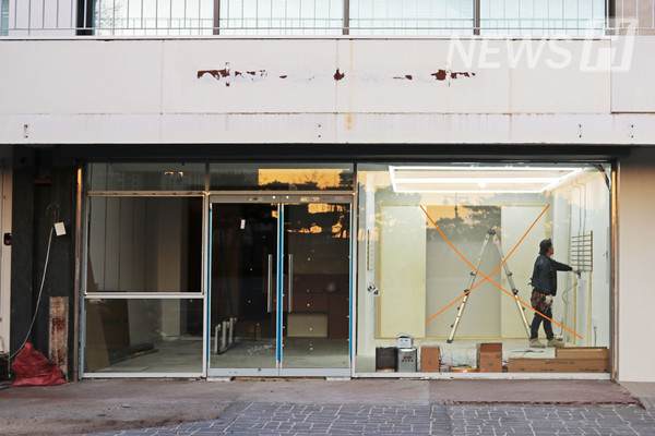 ▲ 학생회관 지하 1층에 있던 세종문고 자리도 공사를 시작했다.