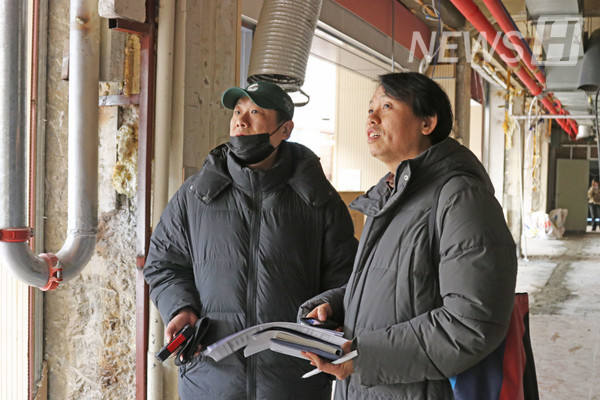 ▲ 관계자들이 자료와 함께 현장 상태를 확인하고 있다.