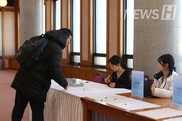 ▲ 세미나 시작 전 한 청중이 행사장에 입장하고 있다.