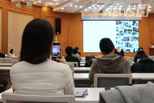 ▲ 스마트폰으로 강연 내용을 기록하는 청중의 모습.