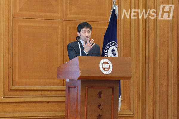 ▲ 강연을 이어가는 김 교수.