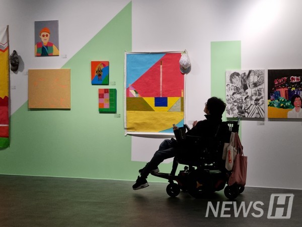 ▲ HEAD Lab의 이음 예술창작 아카데미 창작자과정은 발달장애를 가진 신진 예술가들이 작가로 진입하고 작품 활동을 이어갈 수 있도록 실질적인 도움을 제공하고 있다. ⓒ 김선아 토토사이트 자유게시판