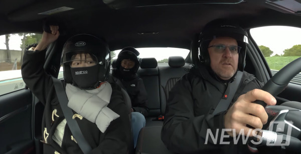 ▲ 쿠키뉴스 소속 김수지(ERICA캠퍼스 미디어학과 20) 동문이 취재 현장에서 택시 드라이빙 시승을 하고 있다. 산업부 기자로 활동 중인 김 씨는 신차 행사장 등에서 독자들에게 생생한 정보를 전달한다. ⓒ 김수지 동문