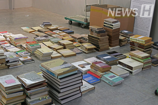 ▲ Books neatly arranged for reorganization. These are exhibition materials imbued with the history and culture of 레프레 토토사이트 University. 