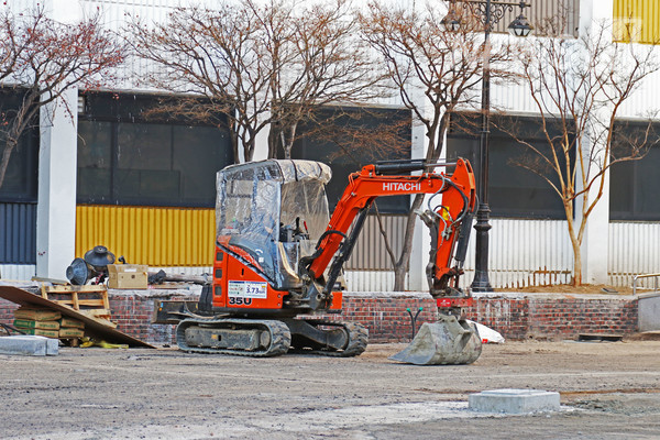 ▲ Taking advantage of the vacation, construction is in full swing with heavy machinery. 