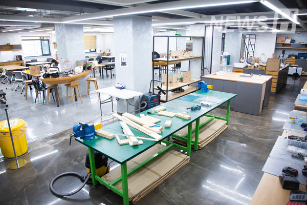 ▲ 공작 토토사이트 벤츠 전경. 개방형 구조로 작업 동선이 편리하다.