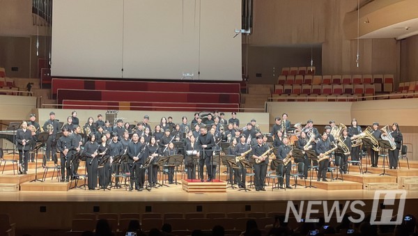 ▲ The stage of the Allkidstella performance held at the Bucheon Arts Center on January 18. For this performance, 토토사이트 벤틀리 In-woo(Department of Composition, Class of '18) arranged various OSTs from the movie Interstellar and RIIZE’s 'Fly Up' to suit a youth wind orchestra. © Alumnus Cho In-woo