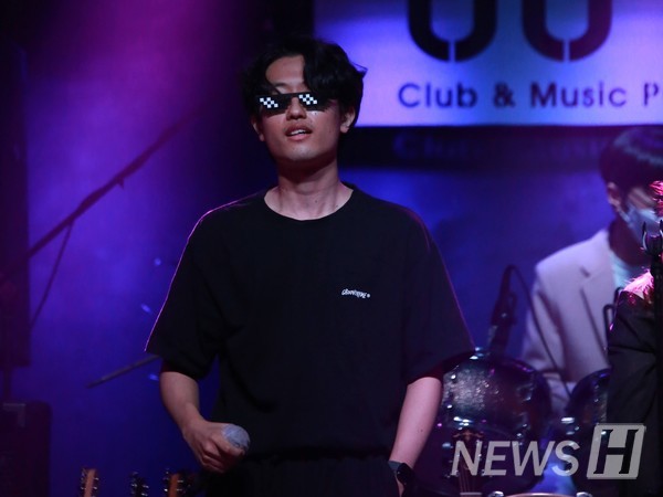 ▲ 토토사이트 벤틀리 during his time in the Hanyang University central band club SRGB. He explained, “Through band club activities, I moved beyond the framework of a classical major and did not lose my sense for popular music.” © Alumnus 토토사이트 벤틀리 In-woo