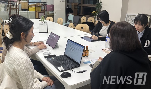 ▲ The 토토사이트 첫충 Wish Leader Group visiting the 'EngCoop' to hear stories from the field. © Hanyang Wish Leader Group