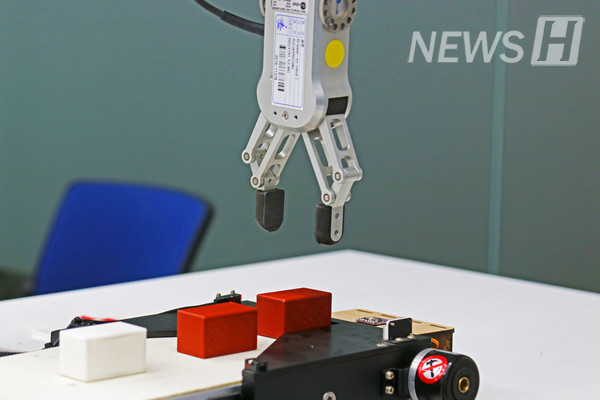 ▲ A cobot attempting to pick up an object. Here, you can take a look at cobots that are actually used in industrial sites. 