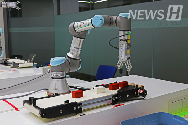 ▲ The Cobot Center is equipped with a total of five cobots.
