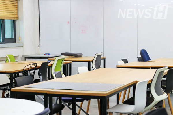 ▲ The Creative Space freely available for students. During the semester, it is crowded with students working on group projects. 