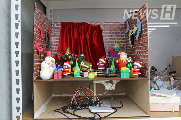 ▲ Works by students are displayed in the Creative Space.