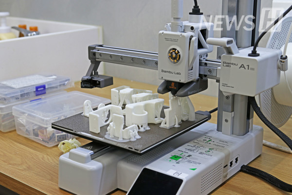 ▲ A 3D printed object gradually taking its shape.