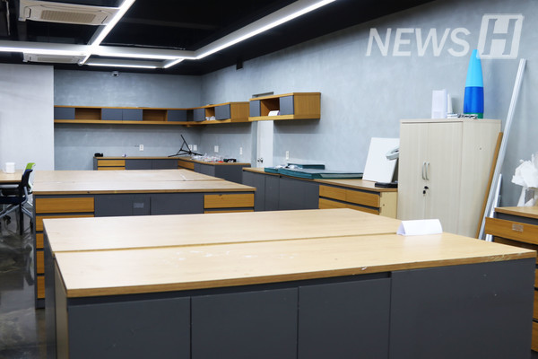 ▲ Workbenches provided in the workshop area. The wide working environment makes it easier to create large-scale works. 