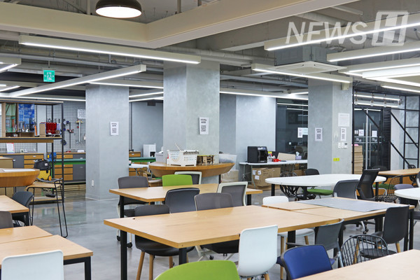 ▲ The interior view of 'Huons FABLAB.' At FABLAB, students can use various tools and spaces during operating hours. 