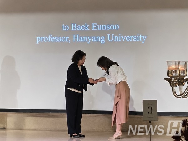 ▲ 백은수 의류학과 교수는 한국의류학회 창립 50주년 기념 학술행사에서 뛰어난 연구 성과를 인정받아 '영원신진학자학술상'(사회계열)을 수상했다. ⓒ 백은수 교수